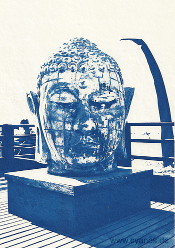 Cyanotypie einer Buddha-Skulptur am Strand von Monster, Niederlande